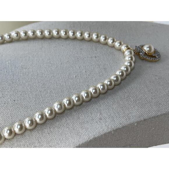 Classic Faux Pearl Necklace with Decorative Pendant - Picture 5 of 9